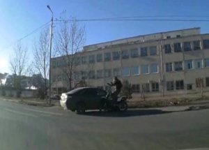 Rusya’da Motorcunun Ölümden Döndüğü An Kamerada