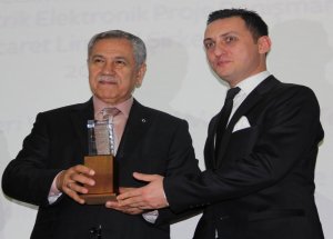 Bülent Arınç: “Türkiye'de Artık Herkes Önünü Görebiliyor”