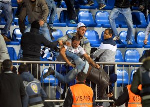 Taraftarı Tribünden Attılar!