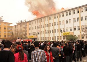 Yangını Duyan Veli Okula Koştu!