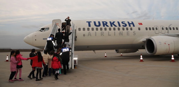 İlk Kez Uçak Gören Öğrencilerin Mutluluğu