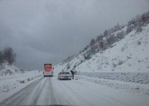 Kara Hazırlıksız Yakalanan Sürücüler Yollarda Kaldı