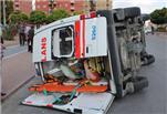 Yaralı taşıyan ambulans kaza yaptı