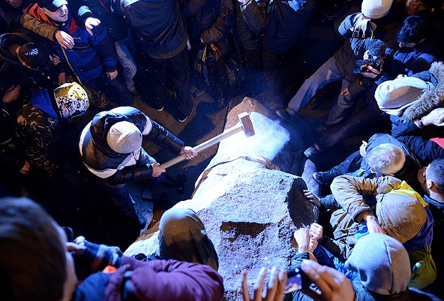 Göstericiler Lenin'in Heykeli'ni Parçaladı