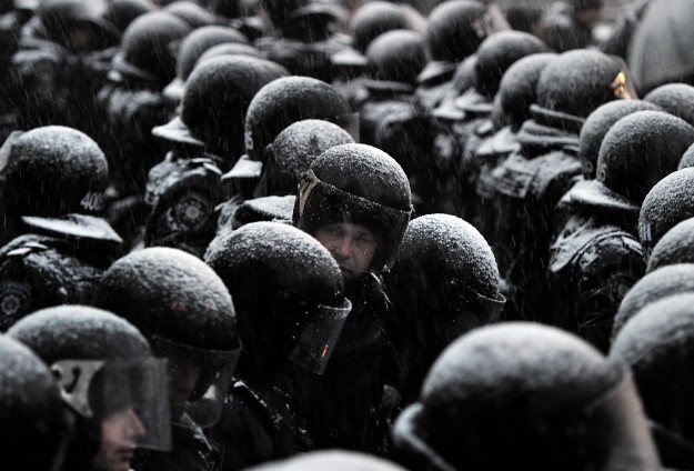 Ukrayna'da polis parti ofisini bastı