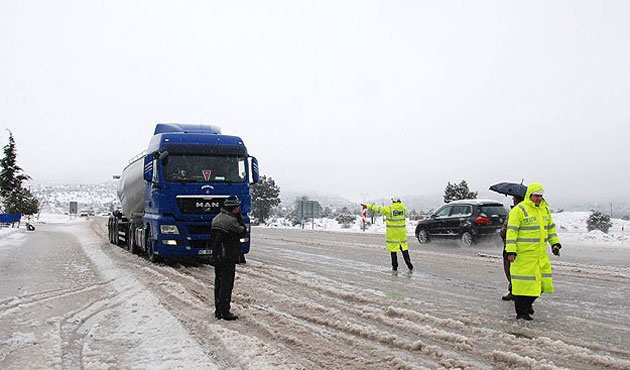 Polisten Sürücülere Kış Uyarısı