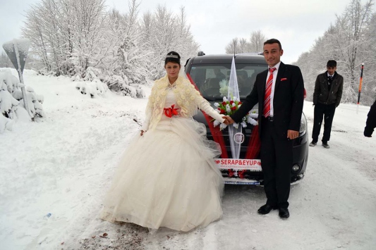 Gelin ile damat yolda mahsur kaldı