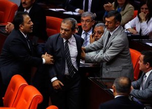 Meclis'te Küfürlü Tartışma