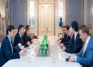 Yanukoviç, ABD'li Senatörleri Kabul Etti