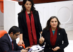 Kadın Vekillerden Erkeklere İlginç Proteto