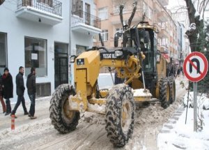 Belediye yolları kardan temizliyor