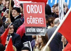 Ordu göreve pankartı Gürüzden