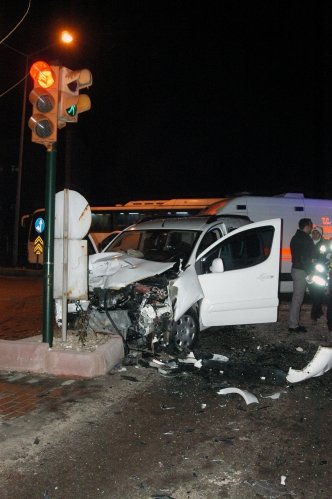 İki ayrı trafik kazasında 9 kişi yaralandı