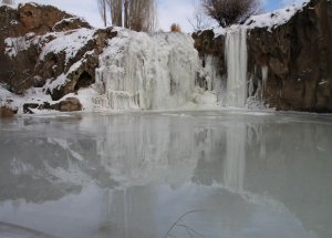 Muradiye Şelalesi Kısmen Dondu