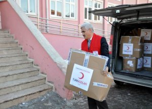 Kızılay Öğrencileri Giydiriyor