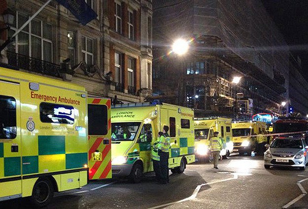 Londra'da tiyatronun tavanı çöktü