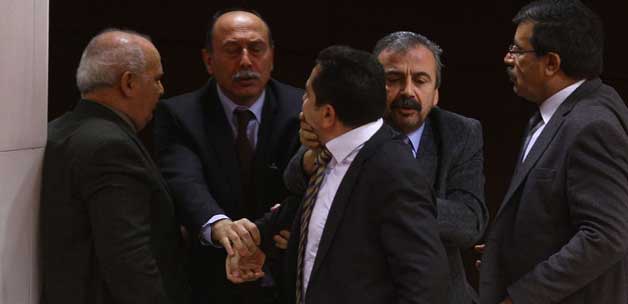 Maganda Vekil Yine Olay Çıkardı