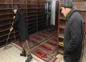 Yolsuzluk Operasyonu Eleştiren İmama Cemaat Tepkisi