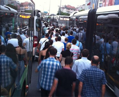 Metrobüs arızalandı yolcular çıldırdı