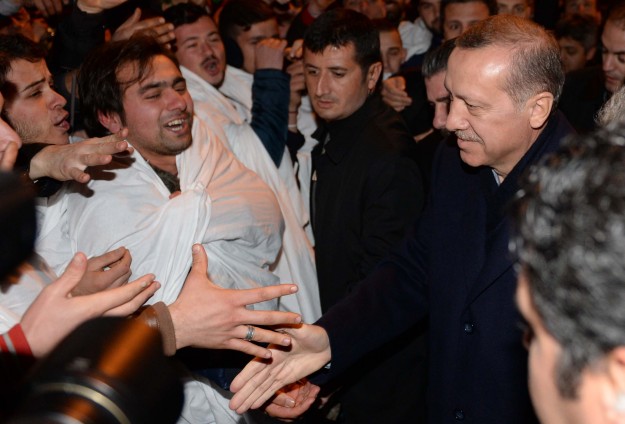 Erdoğan'a "Kefenli" Karşılama