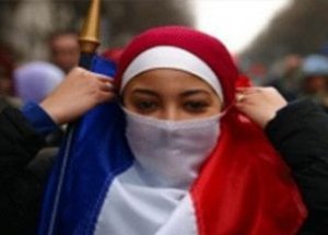 Fransa'da Başörülü Annelere 'Özgürlük'