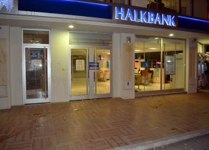 Halk Bankası’na Yumurtalı Saldırı