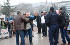Hükümeti protesto eden gruba tepki