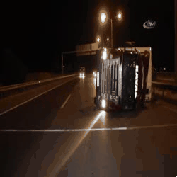 Fırtına TIR devirdi