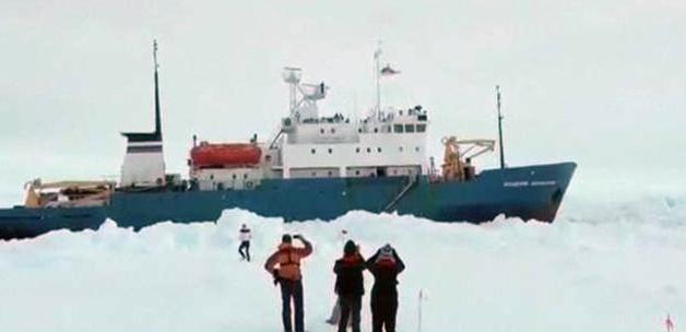 Koca gemi buzullar arasında kaldı