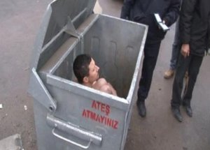 Çöpten Çıplak Adam Çıktı!