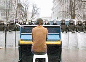 Hamburg'a Acil Piyanist Lazım!