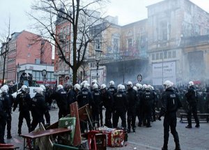Hamburg'da Polis Tuttuğunu Götürüyor