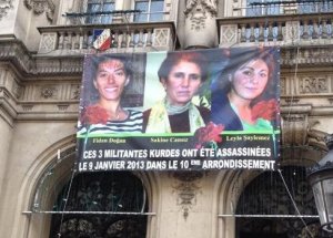 PKK'lıların Resimleri Belediye Binasına Asıldı