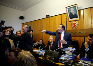 CHP'li Vekiller Komisyonda Kavga Çıkardı!
