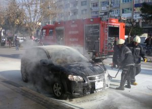 El Freni Çekik Aracını Kullanan Sürücünün Otomobili Yandı