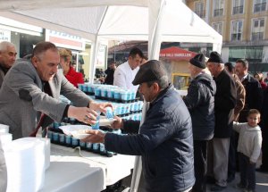 Başkan Yılmaz’dan Vatandaşa Kandil Pilavi