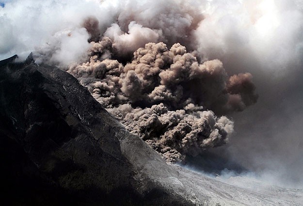 Sinabung Yanardağı'nda patlamalar arttı