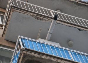 Binadan Beton Parçaları Düştü