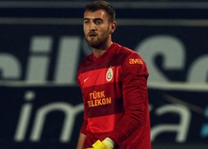 Kaleci Eray Kupayı Parçaladı!