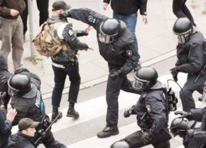 Almanlar Hala '3 Maymun'u Oynuyor