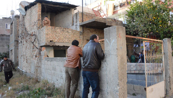Yaşlı kadını evinde gasp ettiler
