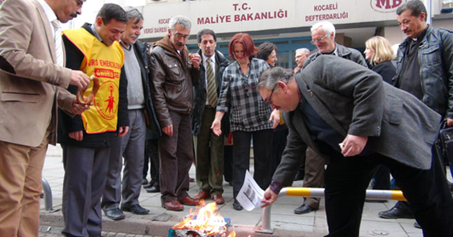 Memurlar bordro yaktı!