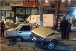 Ağaca çarpan araç ikiye bölündü