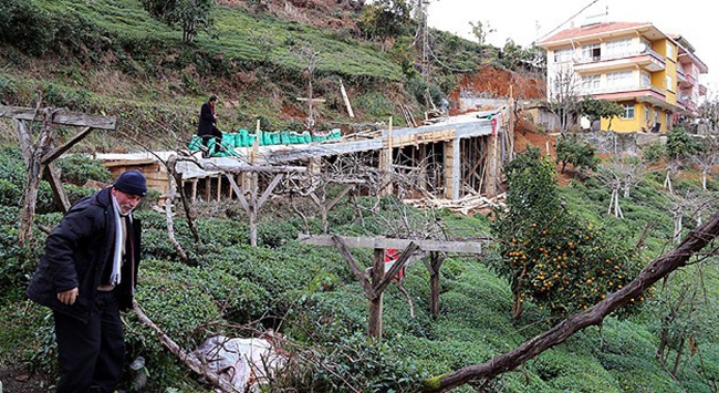 Evine ulaşmak için 68 metrelik köprü yaptı