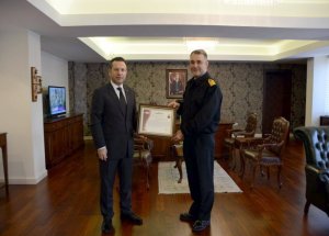 Validen Komutana Başarı Belgesi