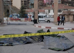 Rüzgar Çatı Kaplamasını Uçurdu: 1 Yaralı