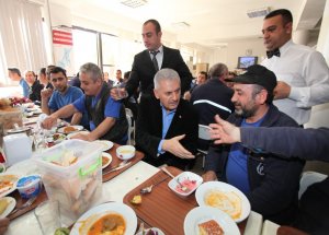 Yıldırım Fabrika İşçileriyle Birlikte Yemek Yedi