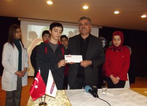Türk Öğrencilerden Suriyeli Öğrencilere Yardım