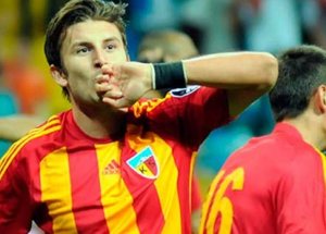 Süper Lig'de bir futbolcunun daha ayağı kırıldı