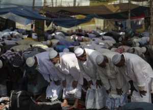 Yüz Binlerce Müslüman Namazda